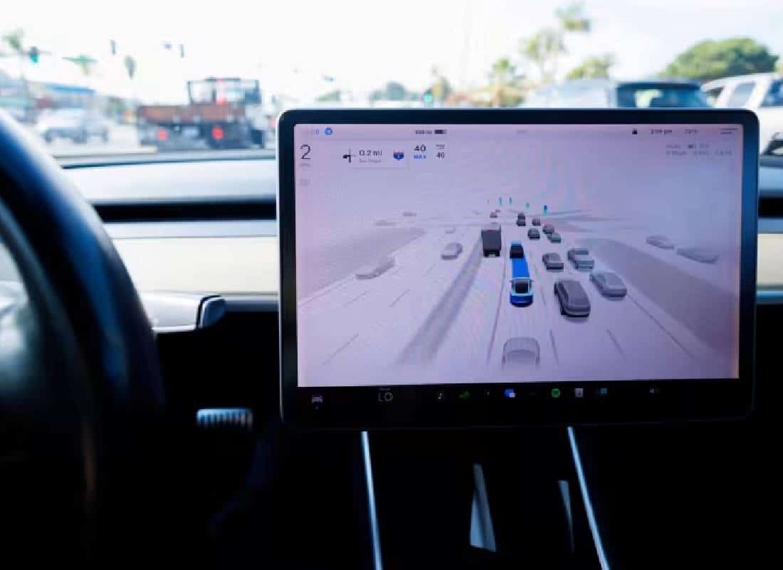 רגולטורים פדרליים חוקרים את תוכנת הנהיגה האוטומטית של טסלה לאחר מספר תאונות