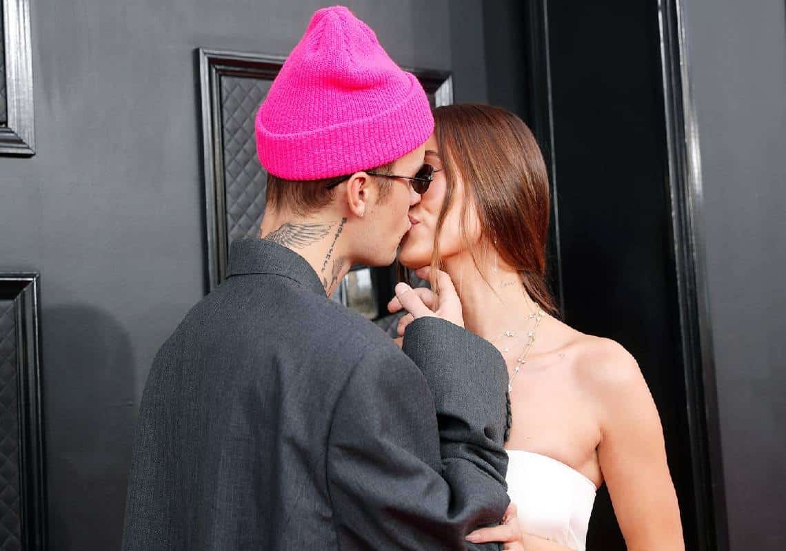 גונבים את ההצגה: ג׳סטין ביבר והיילי בולדווין בטקס הגראמי 