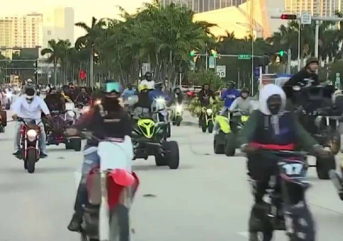 משטרת מיאמי עצרה עשרות נהגי טרקטורוני-שטח שהשתוללו בלב העיר