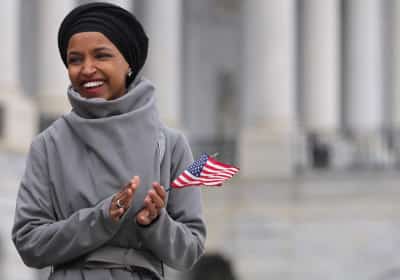 סימני השאלה סביב האזרחות האמריקאית של אילהאן עומאר