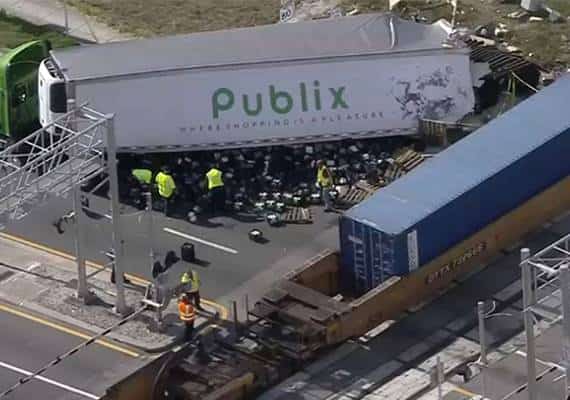 דרום פלורידה: רכבת התנגשה במשאית של רשת Publix
