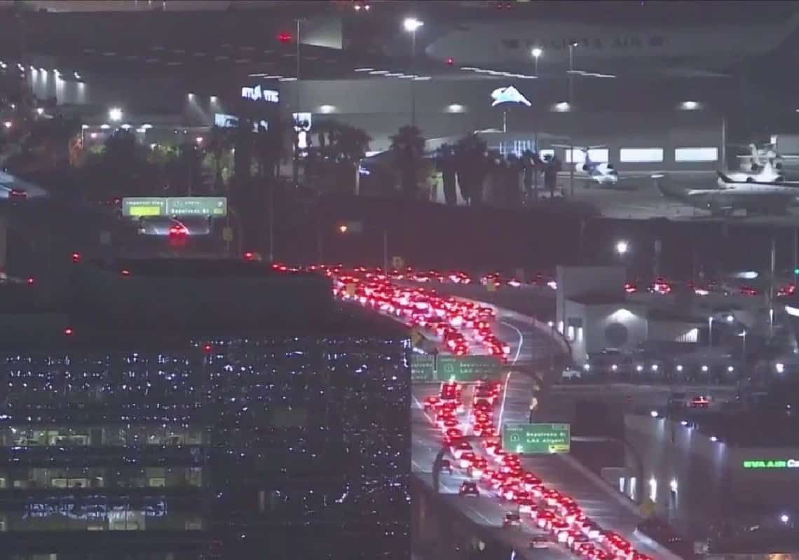 טרמינל בנמל התעופה LAX פונה בשל חפץ חשוד