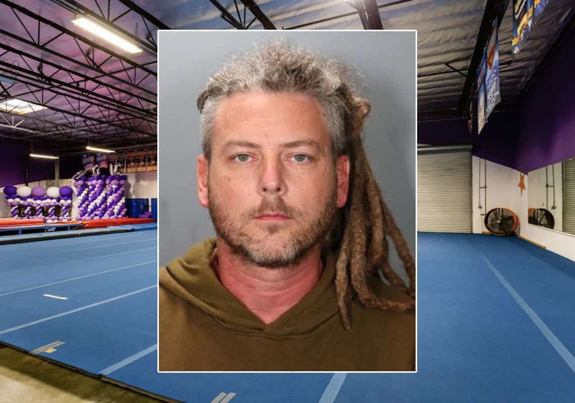 דרום קליפורניה: מאמן קבוצת עידוד מואשם בעבירות מין בילדות