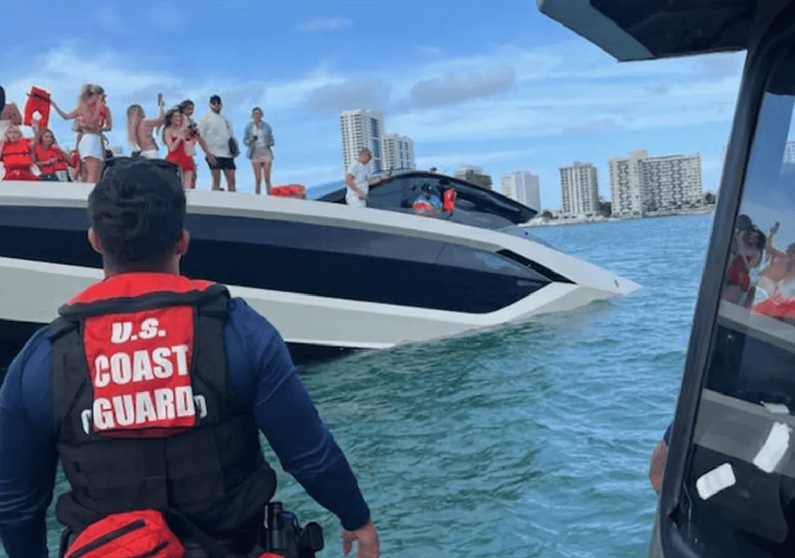 יאכטת למבורגיני יוקרתית שקעה במיאמי: 32 נוסעים חולצו בשלום