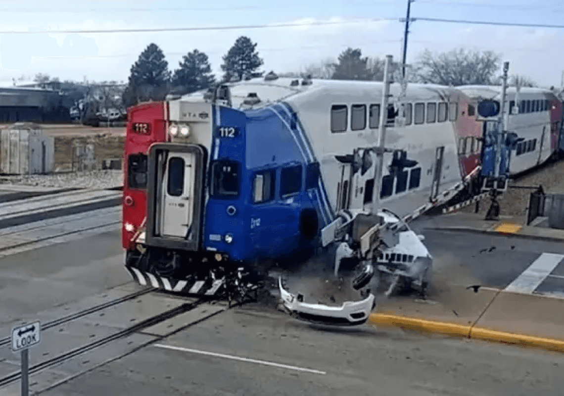 תיעוד דרמטי: נהג נמלט ברגע האחרון לפני התנגשות רכבת ברכבו