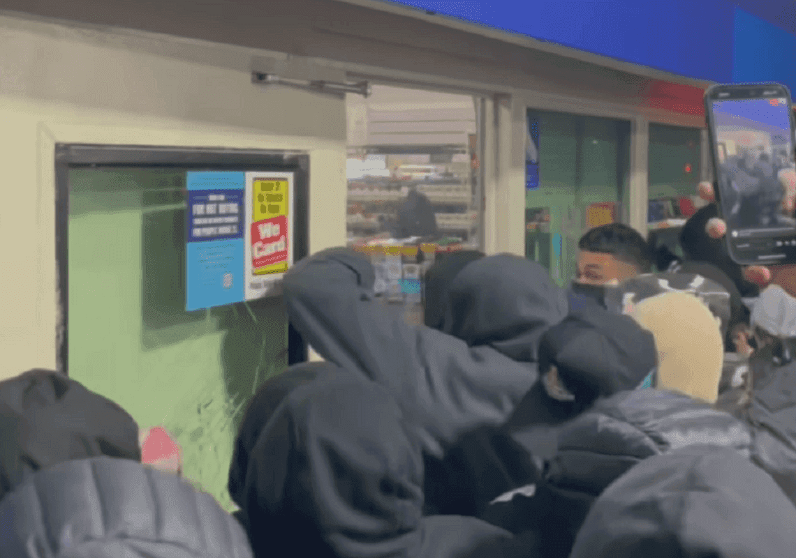 תיעוד מרגיז מלוס אנג'לס: עשרות צעירים פורצים לחנות ובוזזים אותה 