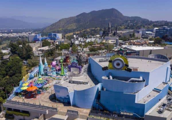 ביי ביי הוליווד: תעשיית הבידור למשפחה בעיר מפטרת אלפי עובדים - פארק אולפני יוניברסל במוקד הסערה