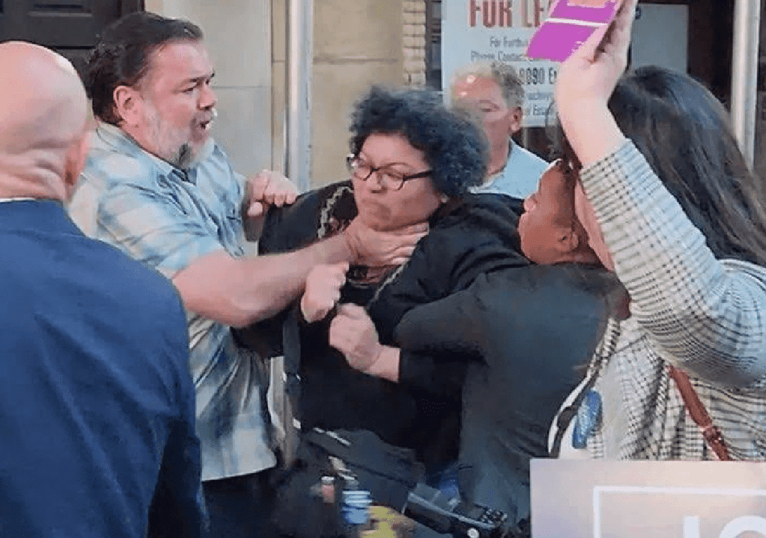 תיעוד מניו יורק: תומכת רפובליקנית הותקפה על ידי מפגינים דמוקרטים