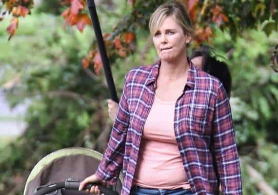 בקולנוע: שרליז ת'רון מפיקה וגם מככבת בקומדיה "ואז הגיעה טלי"