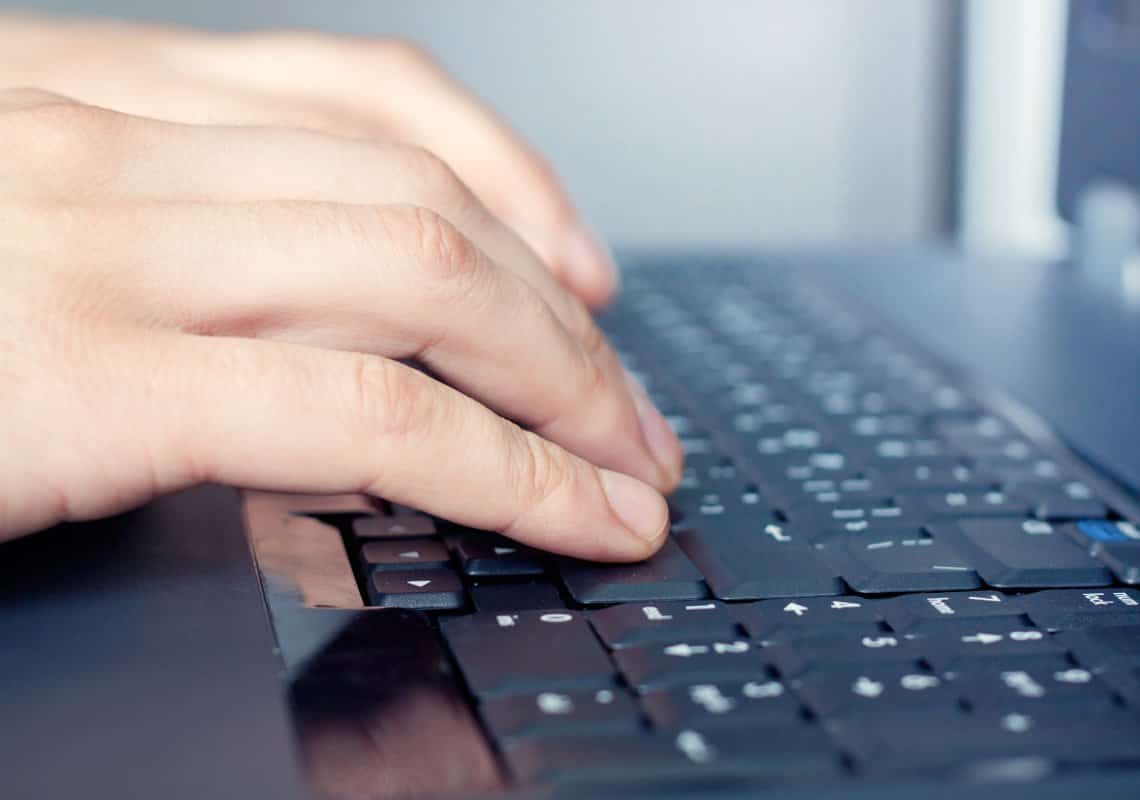 מפלצת בקליפורניה: בן 24 התחזה לילדה ברשתות החברתיות כדי לשכנע קטינים לשלוח סרטונים אינטימיים