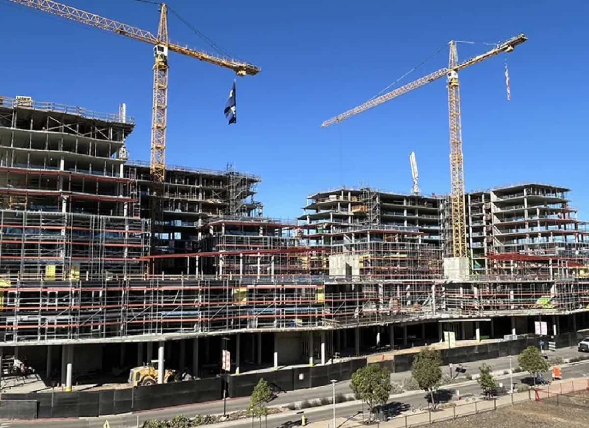 דרום קליפורניה: הבנייה בשיא של 19 שנה - אולם בית פרטי הופך למוצר נדיר