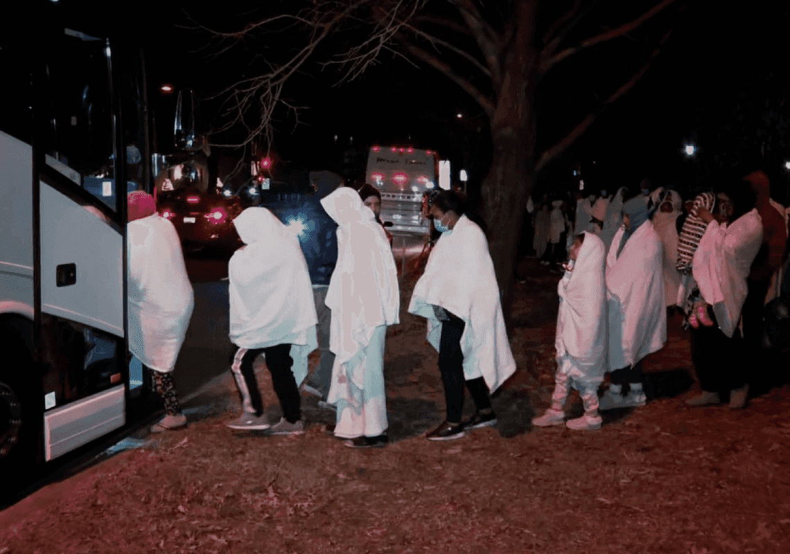 בערב חג המולד ובקור קיצוני: 3 אוטובוסים מלאים במהגרים הגיעו לביתה של קמלה האריס