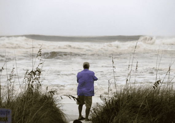 נכנסים למתכונת חירום: הוריקן מייקל מתקרב לפלורידה והגלים כבר מציפים את החוף