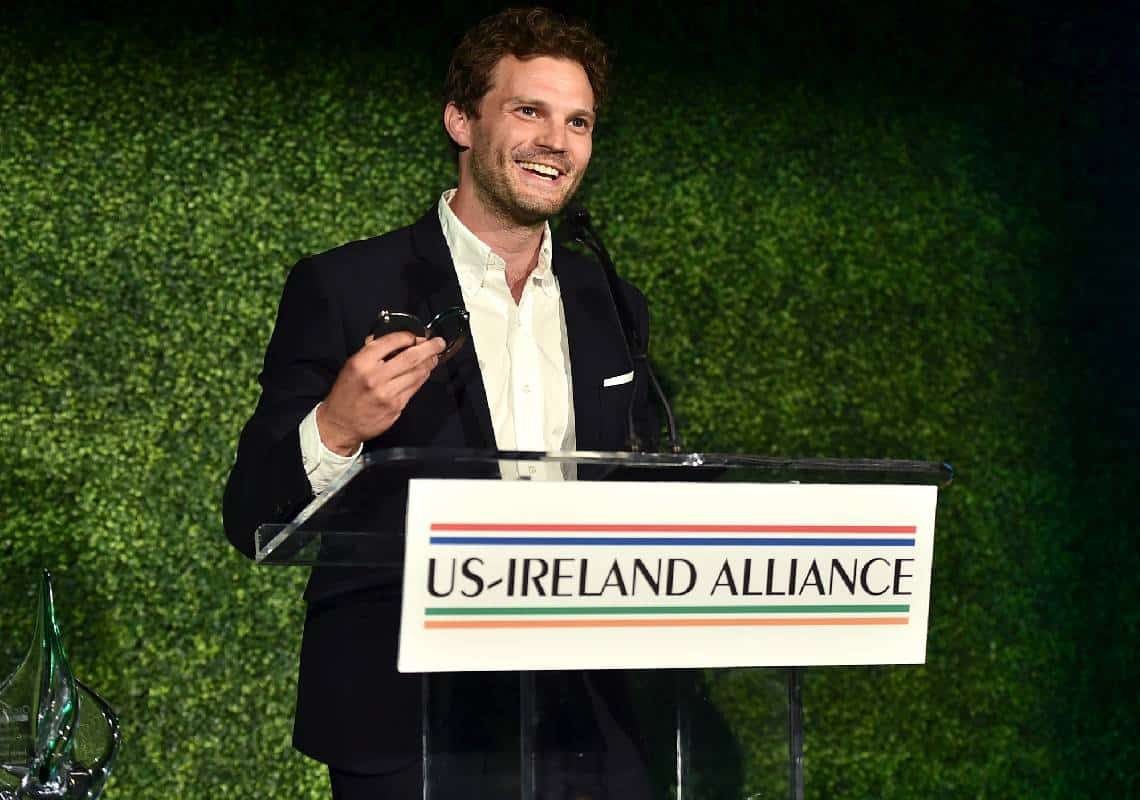 לאחר שגרף פרס בטקס פרסי אוסקר ווילד השנתי, כוכב ״חמישים גוונים של אפור״ שולף זוג אזיקים