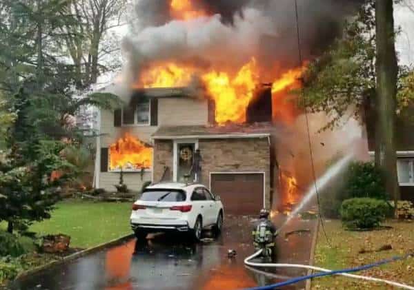 בלב שכונת מגורים: מטוס קל התרסק בצפון ניו ג'רזי