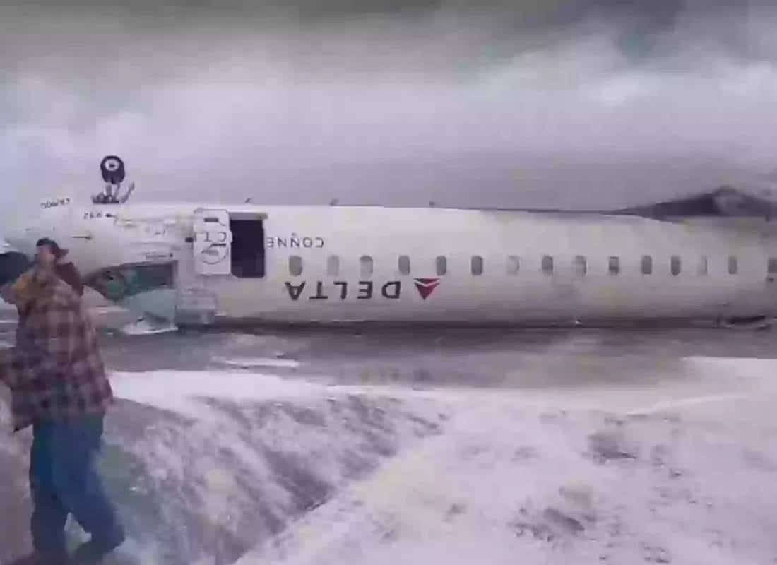 נס בטורונטו: מטוס דלתא התהפך בנחיתה, כל 80 הנוסעים חולצו
