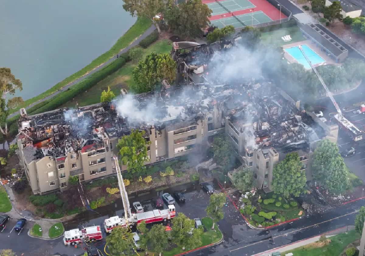 מתחם דירות שלם נפגע בשריפת ענק בקליפורניה: כל הדיירים פונו ונאסר עליהם לחזור