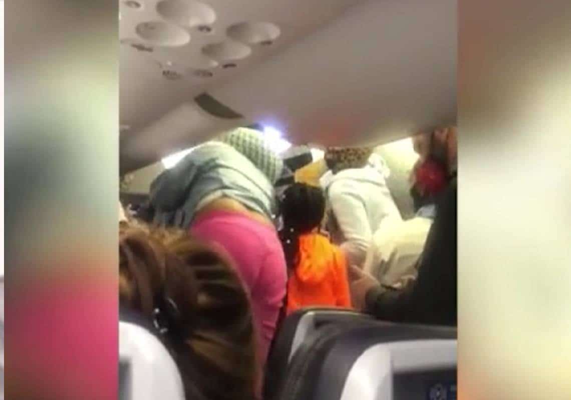  "את לא יורדת לפני מהמטוס": קרב אכזרי תועד בטיסת אמריקן איירליינס מלוס אנג'לס לגבי מי תרד קודם מהמטוס