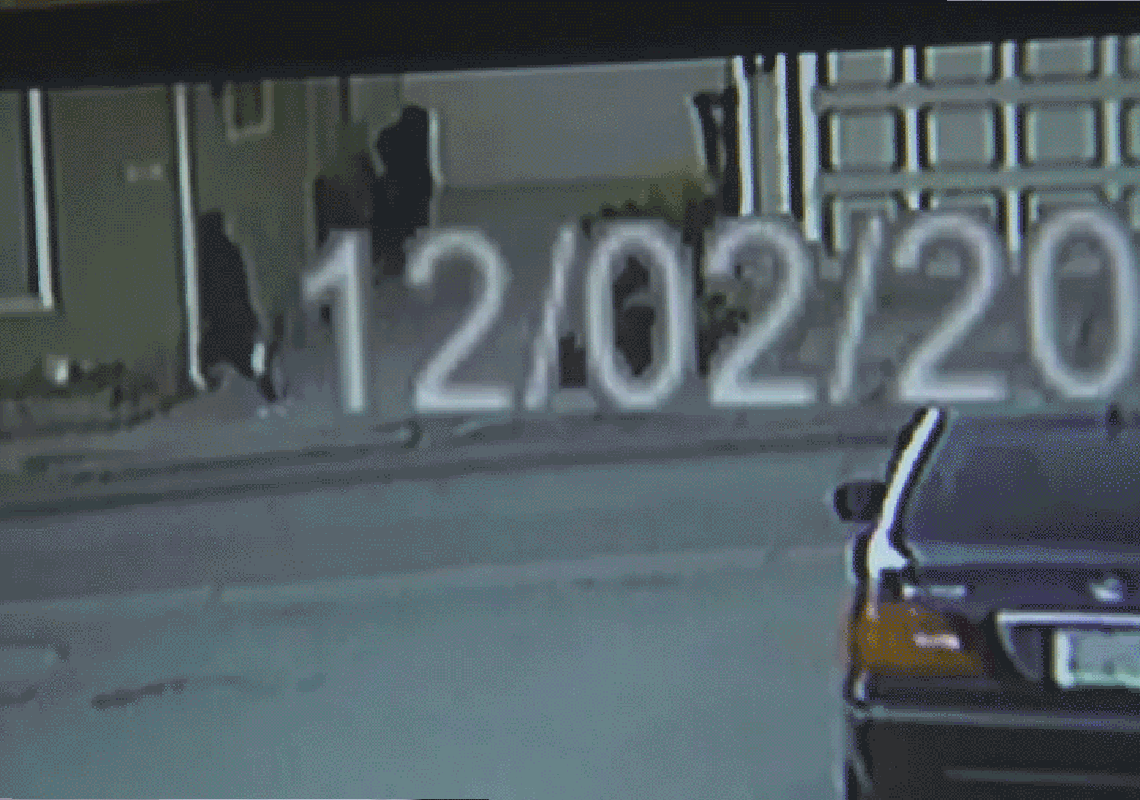 אימה בלוס אנג'לס: פורץ חדר באמצע הלילה לבית מגורים ואנס במשך שעות ילדה בת 12 בחדר השינה