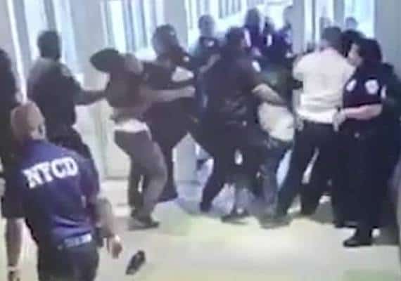 בפעם השנייה בתוך שבוע: סוהרים נפצעו בעת קטטה של אסירים צעירים בניו יורק