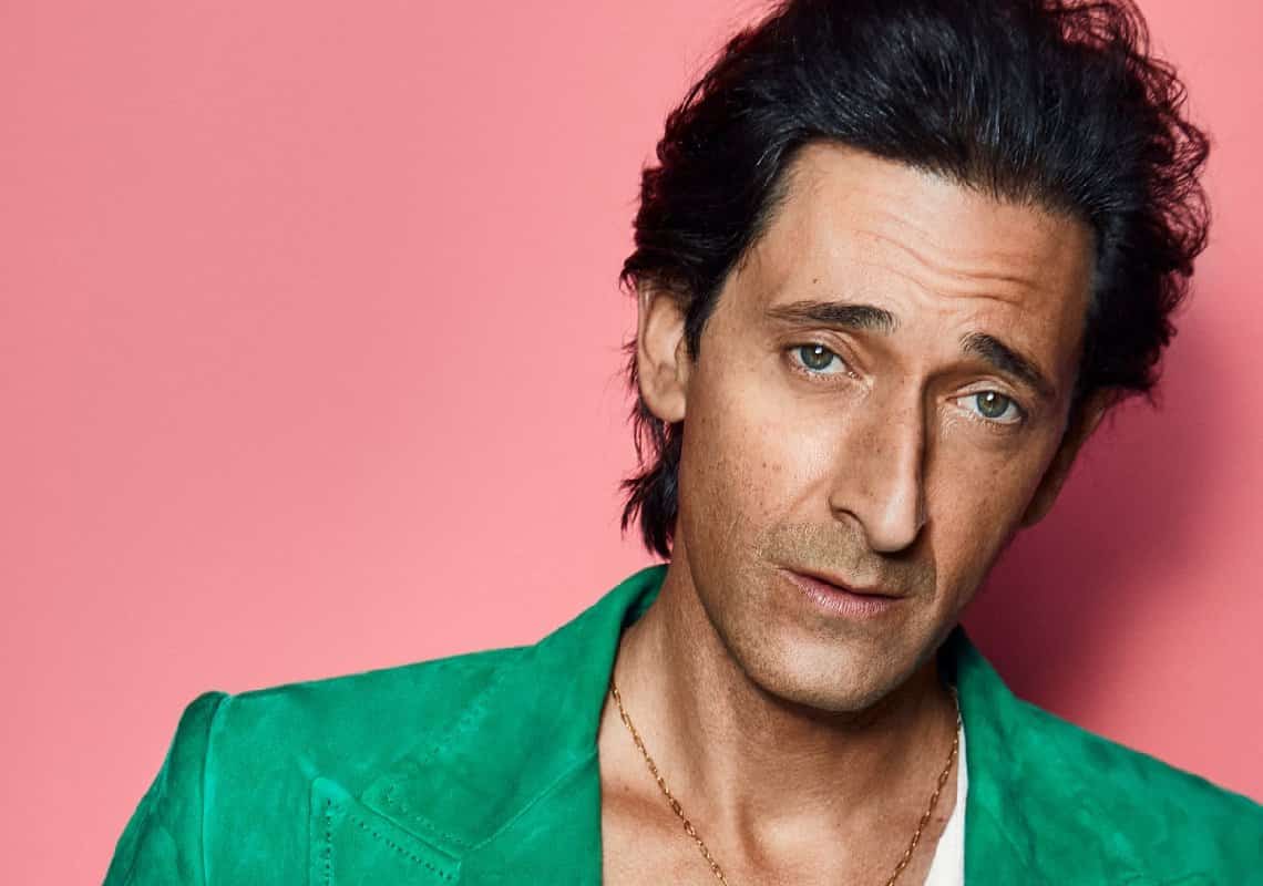 אדריאן ברודי על במאי הסרט החדש אודות מרלין מונרו: ״הוא במאי אמיץ, שנים חלמתי לעבוד איתו״