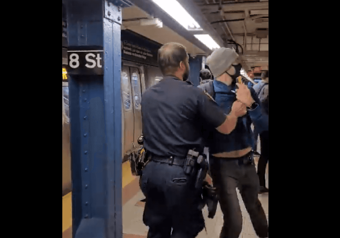 בלי בושה: צעיר העיר לשוטרים שלא עטו מסכות – וסולק באגרסיביות מתחנת הרכבת | צפו בתיעוד