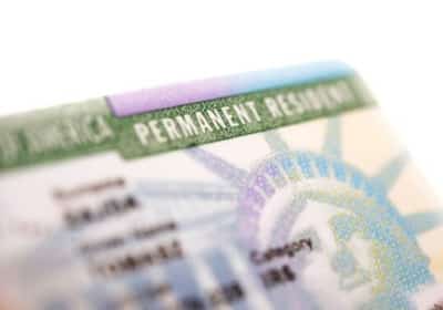 עלייה במשרות המציעות חסות לגרין קארד - אך עדיין מדובר בטיפה בים