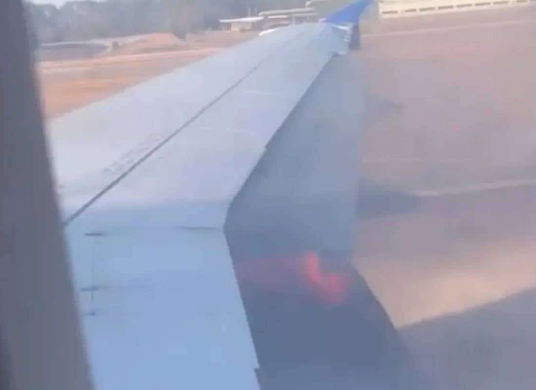 כנף מטוס התלקחה באש: דרמה בשדה התעופה ביוסטון