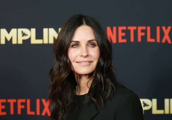 קורטני קוקס יצרה מחדש את סצנת תרנגול ההודו המפורסמת מהסדרה "חברים"