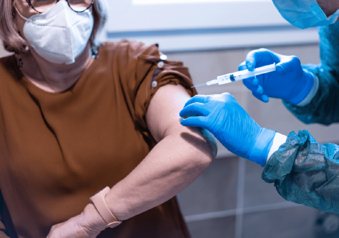 בסתירה למחקר הישראלי: ה-CDC טוען כי החיסונים מציעים הגנה גבוהה יותר מחסינות טבעית