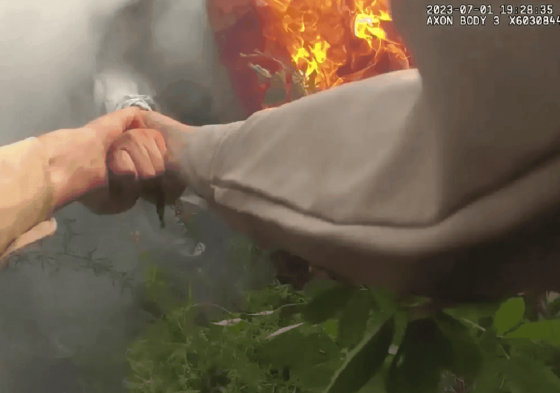 רגעים דרמטיים בג'ורג'יה: שוטר נאבק לחלץ אישה מרכב בוער 