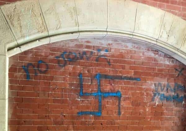 השנאה נמשכת: צלב קרס על קיר בפארק בברוקלין