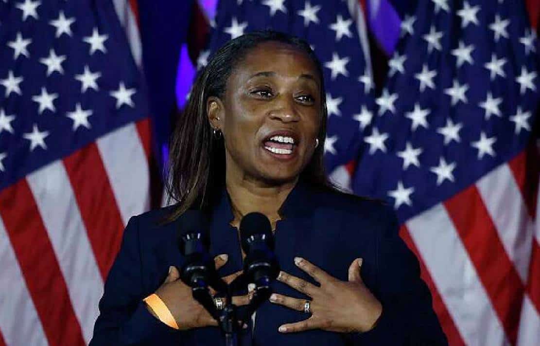 "לסבית, אפרו-אמריקאית, ופעילה למען הפלות": מושל קליפורניה בדרך למלא את מושבה של פיינשטיין בסנאט