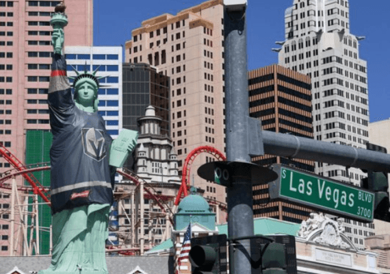 שירות הדואר של ארצות הברית ישלם 3.5 מיליוני דולרים ליוצר שמאחורי פסל החירות בלאס וגאס