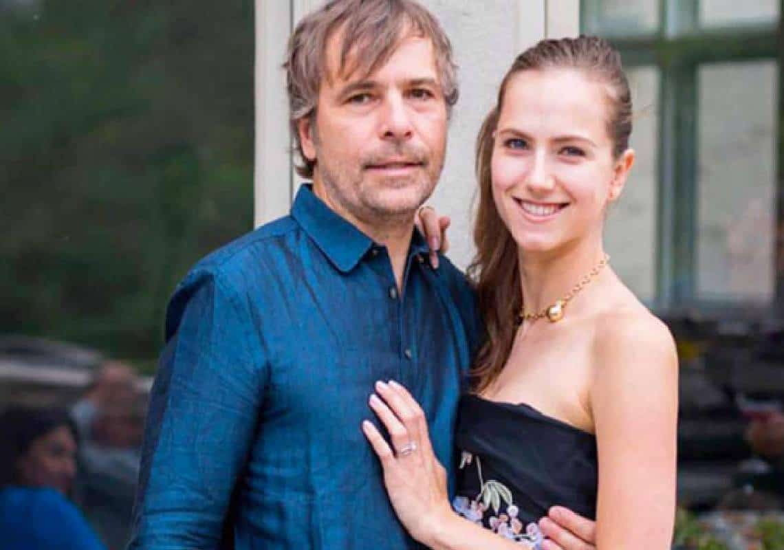 איל הקזינו ואשתו השחקנית הגיעו במטוס פרטי לתחנת חיסונים נידחת, עקפו את הילידים האינדיאנים, ושילמו על כך ביוקר