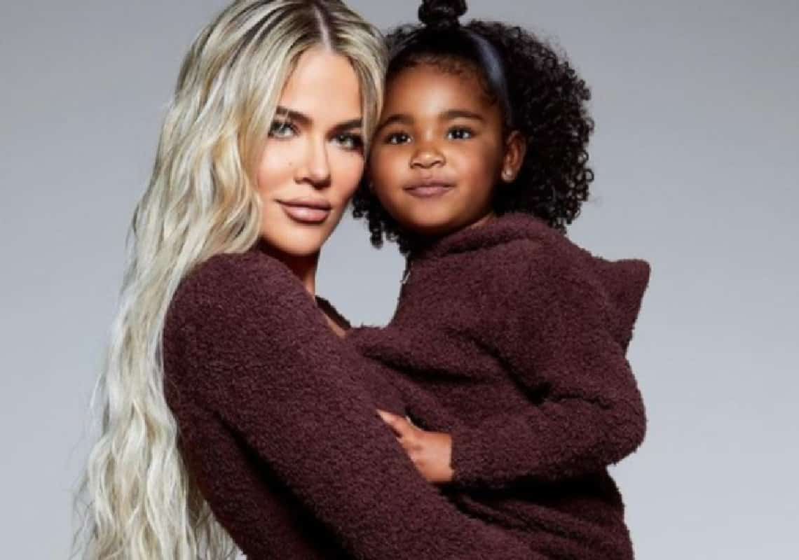 קלואי קרדשיאן מדברת על החוויה כחד הורית: ״אני לא מרגישה בודדה, אני מאוהבת בילדה שלי״