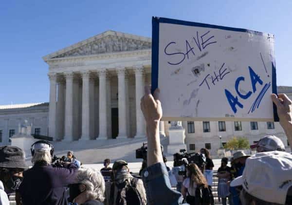 המאבק על "אובמה-קר" עולה מדרגה: האם ביהמ"ש העליון יפסול את החוק באמצע מגיפה עולמית?