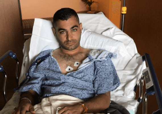 "אחז בילדים והוציא אותם למרות שנפגע ברגלו": סיפור הגבורה של אלמוג פרץ בפיגוע בבית הכנסת