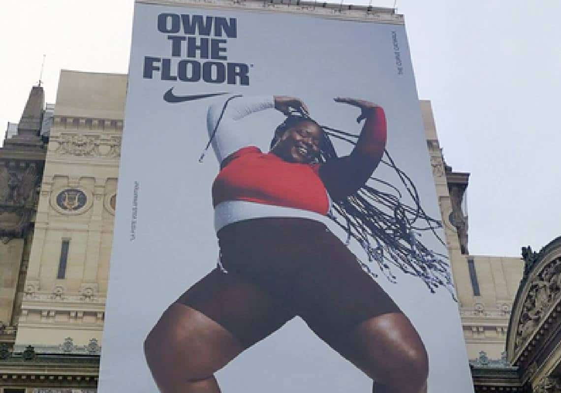 מותה המכוער של צרפת: איך כרזה אחת של נייק על בניין ישן בפריז הפכה לדימוי המושלם (והחצוף) לפרוגרס המערבי?