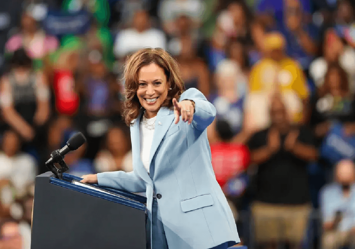 ג'ו רוגן: האריס תנצח בבחירות – כי אנשים מאמינים לכל השטויות שהתקשורת מאכילה אותם