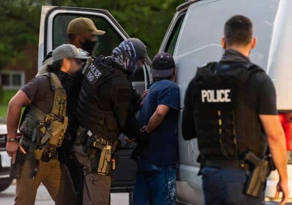 מבצע מעצרים מהגדולים שידעה ארה"ב: אלפי שוהים בלתי חוקיים נלכדו בפשיטת סוכני ההגירה