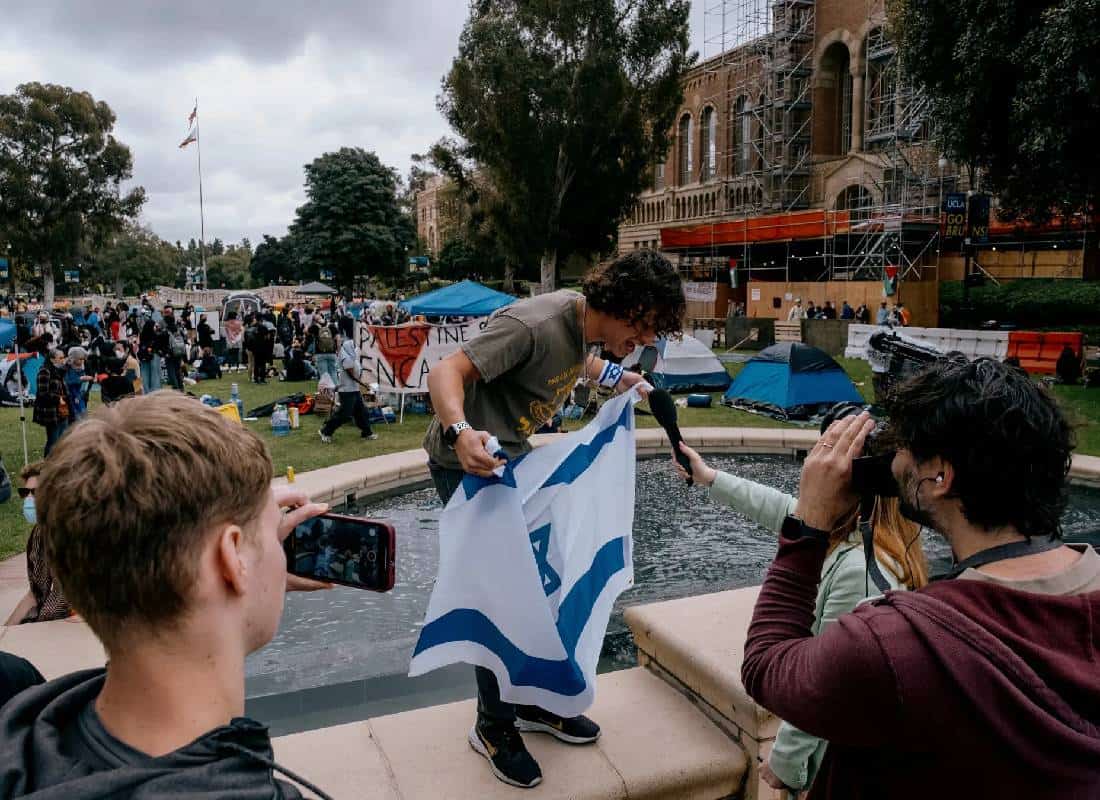 "לא הפיונים שלכם": יהודי אמריקה מתפלגים מול מדיניות טראמפ נגד אנטישמיות