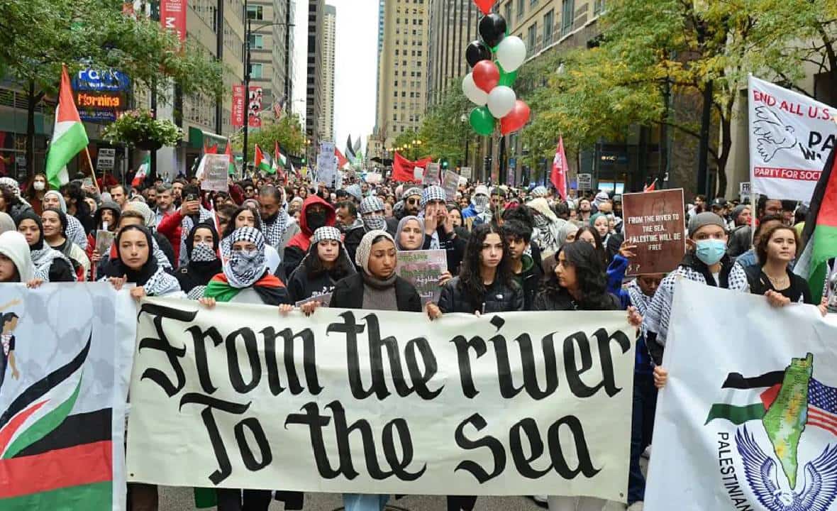 טרור בלב אמריקה: המון פרו-פלסטיני סוגר רחוב ומטיל אימה ותוקף נהגים ‏בעיר מרכזית