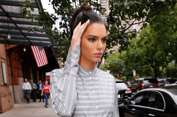 "היא מפחדת ללכת ברחוב": אחרי שחיכה לה בבריכה, המטרידן הסדרתי של קנדל ג'נר הפר שוב את צו ההרחקה 