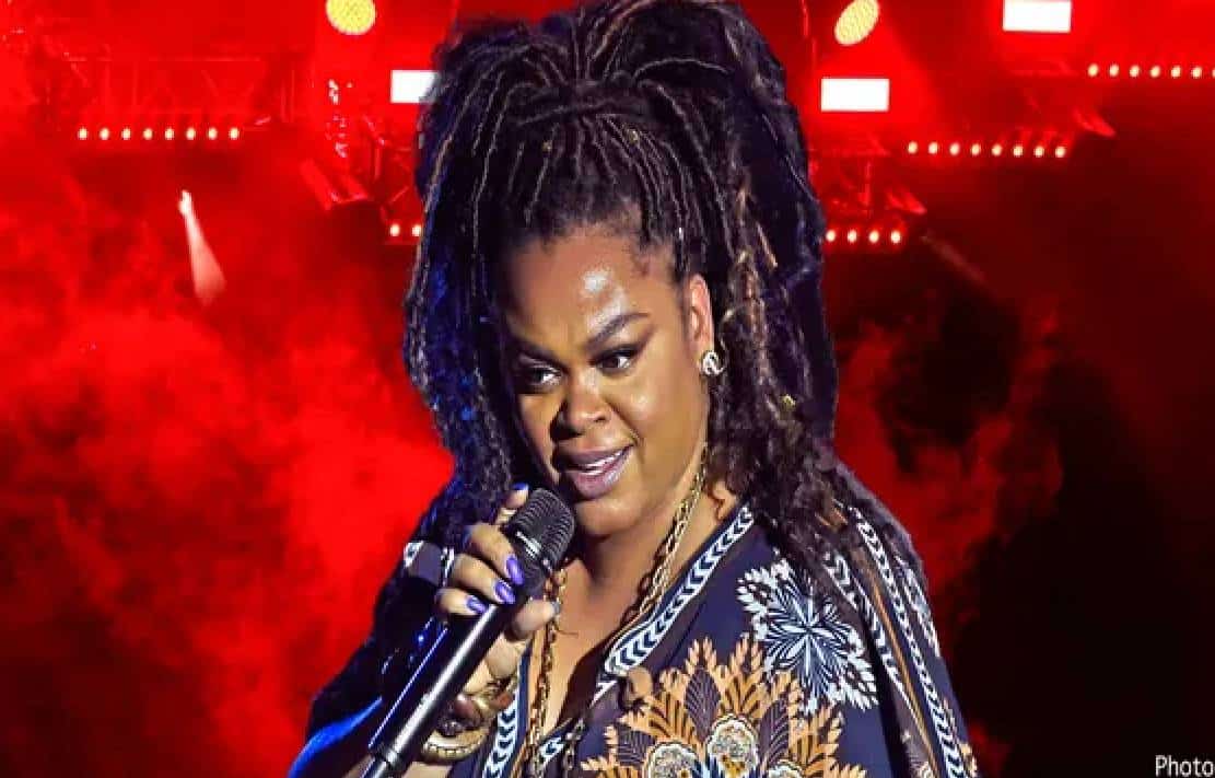 זמרת שינתה את מילות ההמנון האמריקאי על הבמה עם מילים אנטי-פטריוטיות