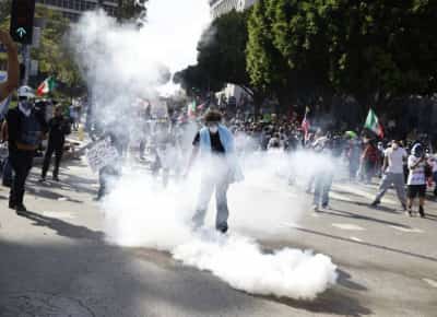 טראמפ חוגג עם טנקים בוושינגטון בזמן שמיליונים מפגינים נגדו ברחבי ארה"ב