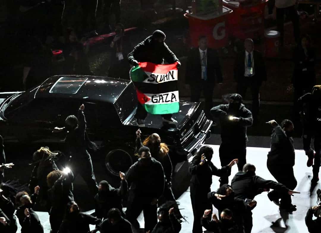 הדרמה הכפולה בסופרבול: הניצחון ההיסטורי של האיגלס והמחאה שהפתיעה את כולם