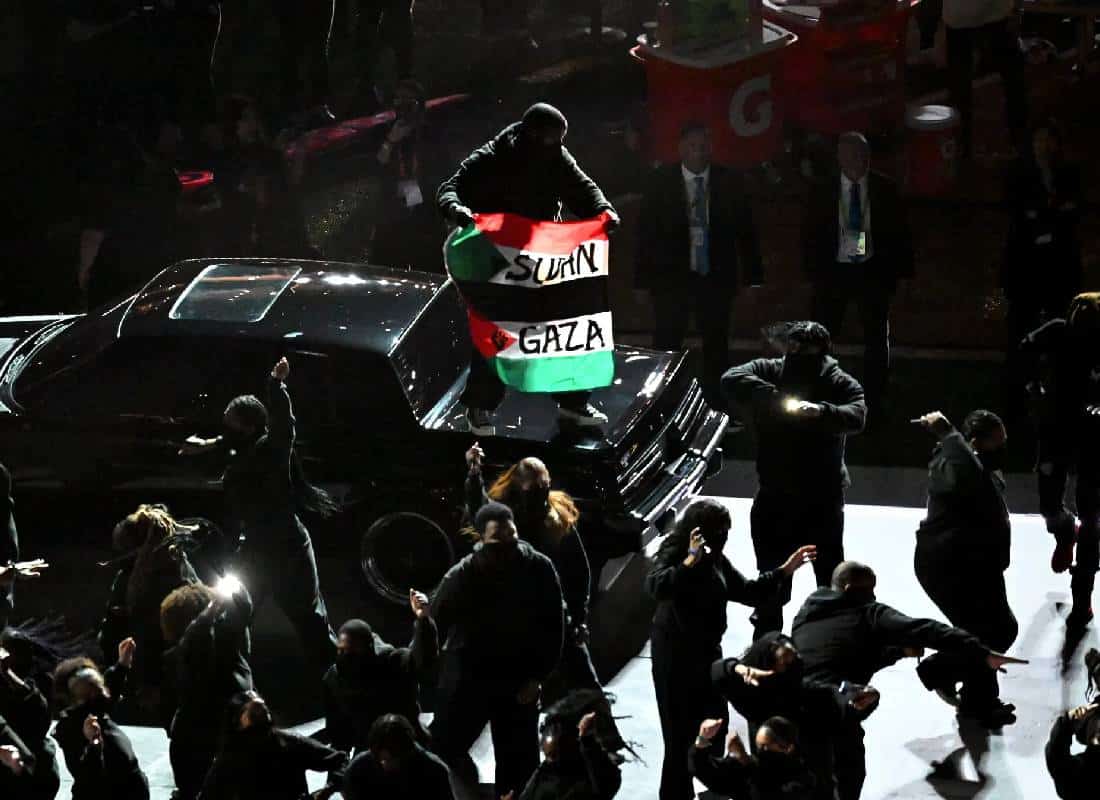 הדרמה הכפולה בסופרבול: הניצחון ההיסטורי של האיגלס והמחאה שהפתיעה את כולם