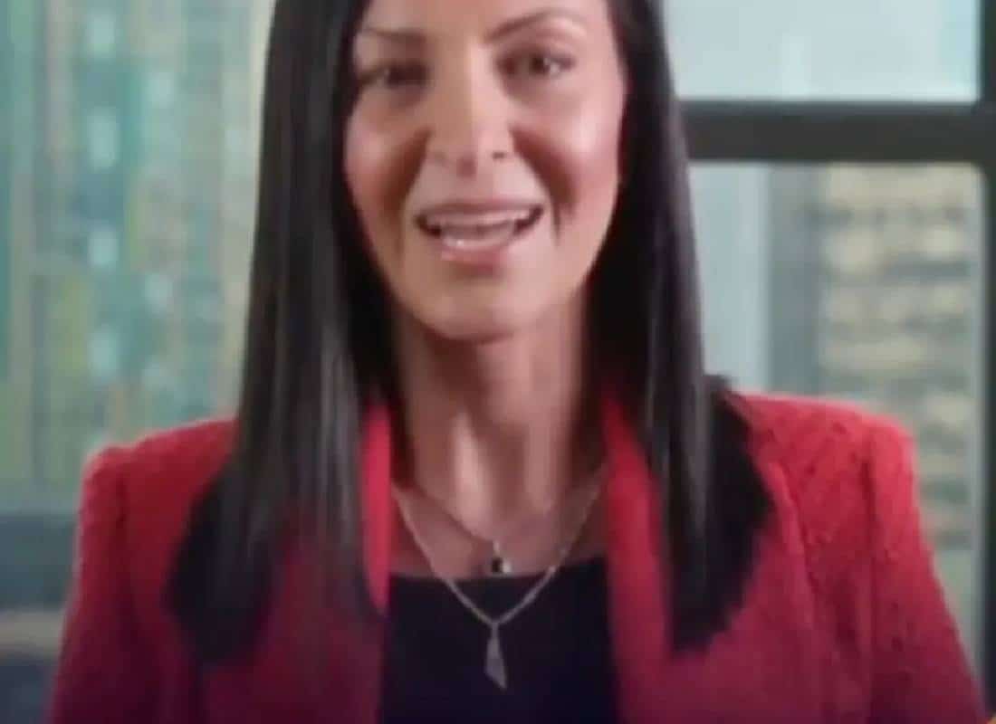 סערה באמזון: בכירה נצפתה עם שרשרת פלסטינית מעוררת מחלוקת