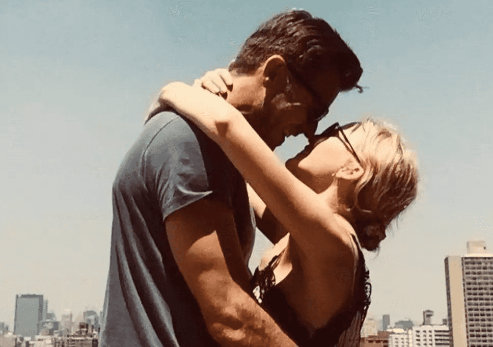 עכשיו זה רשמי: קיילי מינוג ופול סלומונס זוג (והם לא מתביישים בזה)